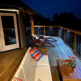 Scenic Hill Country Safari Tent Retreat with Hot Tub near Lake Travis in Marble Falls, Texas，位于Smithwick的酒店