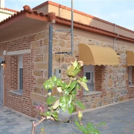 Stone-built house Vrontados Chios 3' from beach，位于弗隆塔多斯的酒店