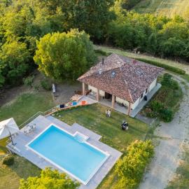 CASOLARA Apartments, Chalet & Glamping，位于Castello di Serravalle的酒店