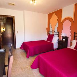 Hotel Puerta Nazarí，位于奥尔希瓦的酒店