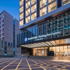 Holiday Inn Express Shenzhen Baolong Metro Station by IHG，位于深圳的酒店
