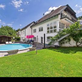 Moseloase am Weinberg mit Pool und Sauna in Bullay，位于阿尔夫的酒店