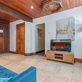 Converted Church - Sleeps 8 with Parking & WiFi，位于庞蒂浦的酒店