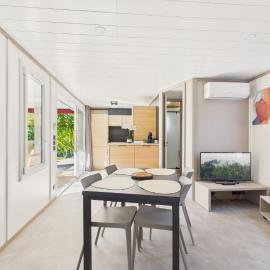Chalet BELHARRA 4 pers neuf et climatisé à Hasparren au Pays Basque avec piscine couverte chauffée，位于阿斯帕朗的酒店