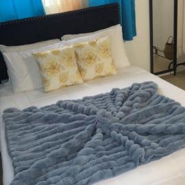 Burwood Breeze Retreat 5 mins to beach AC WiFi，位于Corral Spring的酒店