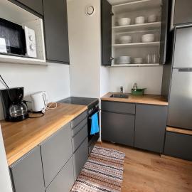 Modern Studio Flat Your Parking Space and Metro Nearby，位于赫尔辛基的酒店