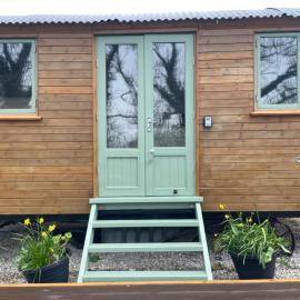 Cosy Shepherd Huts and Cabin near Newborough, Anglesey，位于盖尔文的酒店