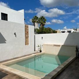 Grande y cómoda casa con piscina y terraza，位于Caucel的酒店