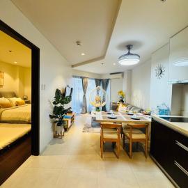 Monaliza 1BR Suite with Balcony & Living Room in Tambuli Seaside Resort，位于Maribago的酒店