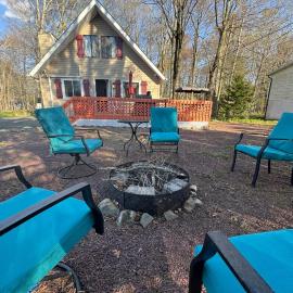 Cozy Chalet - Renovated - Firepit - Fireplace - Pet Friendly - Near Mount Airy Casino - Walmart - Camelback Mountains - Outlets - Zoo，位于Pocono Country Place的酒店