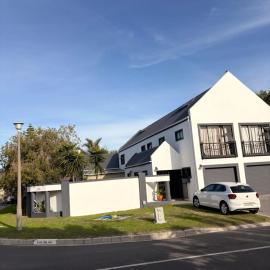 Saint's Inn，位于Parklands的酒店