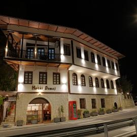 Hotel Demaj，位于培拉特的酒店