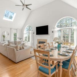Centerville Waterfront Retreat BikesKayaksFun，位于巴恩斯特布尔的酒店