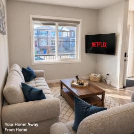 Modern Calgary Home - Airport Retreat - 4 Bedroom - Sleeps 8- AC - Luxury Living，位于卡尔加里的酒店
