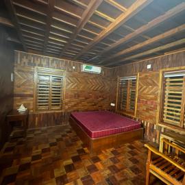 Rustic Wooden Room for Relaxing Stay，位于Mahe的酒店