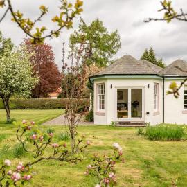 Crossloan Cottage Stylish Village Escape in Comrie，位于科姆里的酒店