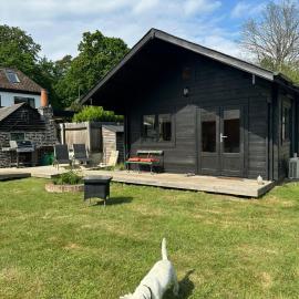 Greenwood Chalet，位于Ottershaw的酒店