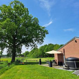 Gastenverblijf Dalem met of zonder hottub en landelijk，位于Hapert的酒店