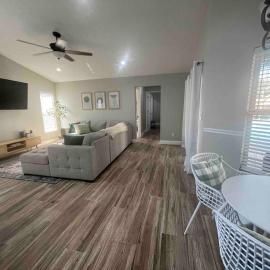 Spacious Home w heated Pool SmartTVs Pool Table，位于里弗维尤的酒店