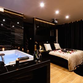 007 Loveroom Secrète Jacuzzi privé Cinéma 4K