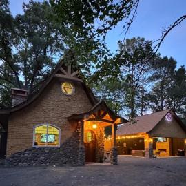 Storybook Cottage & Storybook Nook NO cleaning fee，位于Lonoke的酒店