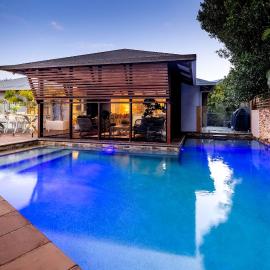 The Mudjimba Beach House - 150m to the beach，位于穆德吉巴的酒店