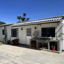 3 bedroom house with a mountain view