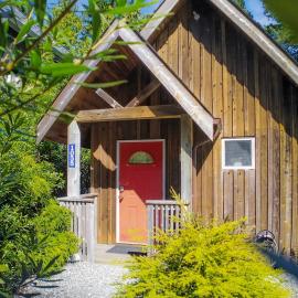 Rising Tide- Cabin In Ucluelet，位于尤克卢利特的酒店