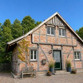 Fachwerkhaus am See mit Fass-Sauna im Münsterland