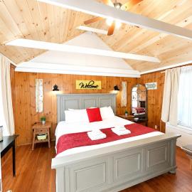 Cottage 12 - King Bed Child Loft w Twin Private Bath Kitchenette Pets Allowed Fee applies，位于沃尔夫伯勒的酒店