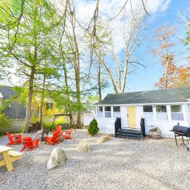 Cottage 8-9 - Stand Alone 2 Bedroom 2 Bath Private Courtyard Pet Friendly with Fee，位于沃尔夫伯勒的酒店