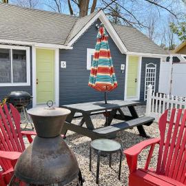 Cottage 5-6 - 2 Bedroom 1 Bath End Unit with Kitchenette Private Courtyard Pet Friendly fee applies