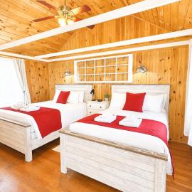 Cottage 4 - Queen and Full Beds Child Loft w 2 Twins Private Bath Kitchenette Pets Allowed Fee applies，位于沃尔夫伯勒的酒店