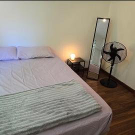 Room in a farm house near Kelmscott Train Station，位于Kelmscott的酒店