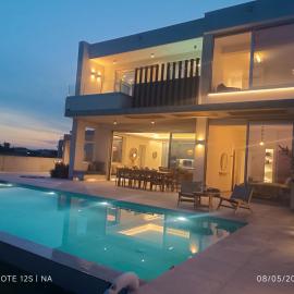 Blue Aura Beach villa Larnaca，位于皮尔瓦利亚的酒店