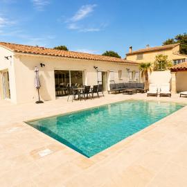 Maison neuve haut de gamme avec piscine et vue magnifique，位于拉聂的酒店