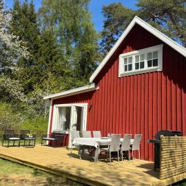 Cozy cottage near lake, newly renovated，位于延雪平的酒店