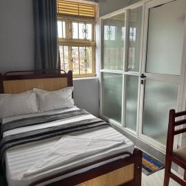 Zone hotel and guest house，位于Bugembe的酒店