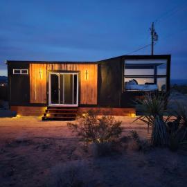Rockstar Luxury Glamping 360 Views W EVCharger，位于Meadview的酒店