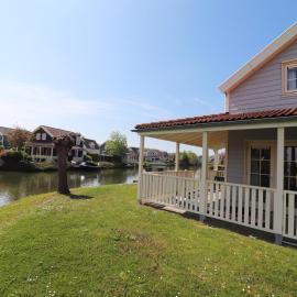 Bungalow by Water near Rotterdam with Sauna，位于Simonshaven的酒店