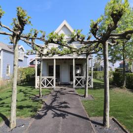 Bungalow in South Holland by the Water，位于Simonshaven的酒店