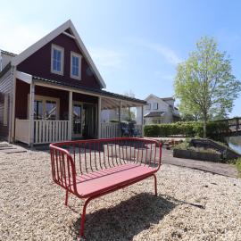 Bungalow in Zuytland Buiten with Fishing Platform，位于Simonshaven的酒店