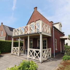 Bungalow by Water near Rotterdam，位于Simonshaven的酒店
