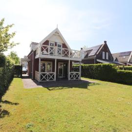 Bungalow in South Holland with Private Jetty，位于Simonshaven的酒店