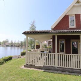Bungalow in South Holland with Private Jetty，位于Simonshaven的酒店