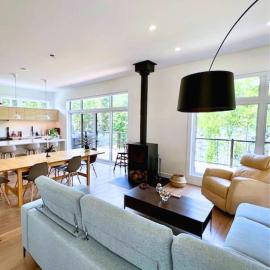 Modern Cottage on Blue Sea Lake on Cycling Route，位于Messines的酒店