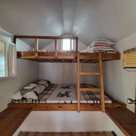Beachfront Aircon Kubo for 4pax，位于Caba的酒店