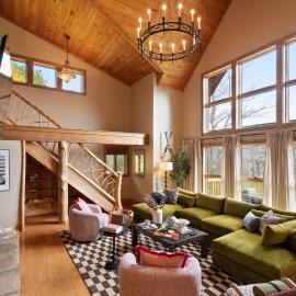 Velvet Timber Haus | HotTub, Sauna, Firepit, Games，位于温德姆的酒店