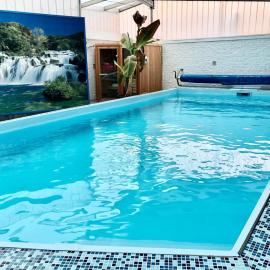 Stylish holiday home with heated indoor pool，位于海勒富特斯勒斯的酒店