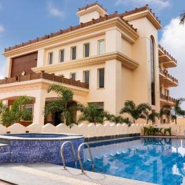 Treebo Premium Royal Amar With Mountain View and Swimming Pool，位于布什格尔的酒店